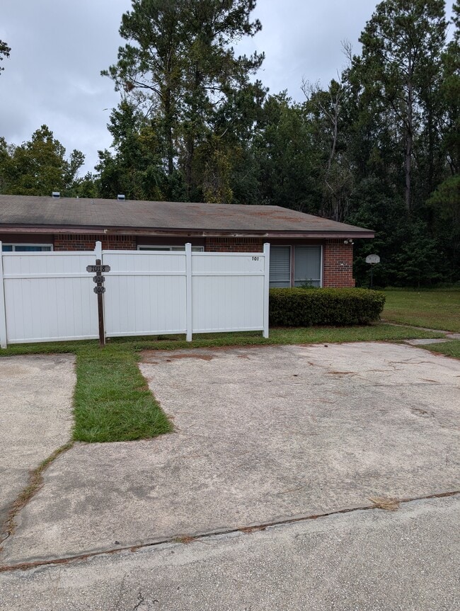 Building Photo - 1018 SW McFarlane Ave Unit #101 Rental