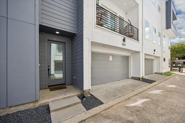 Photo - 208 N York St