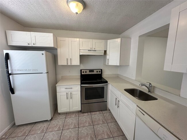 Building Photo - 8540 N Sherman Cir Unit 302