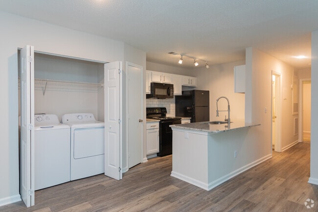 2BR, 2BA - 950SF