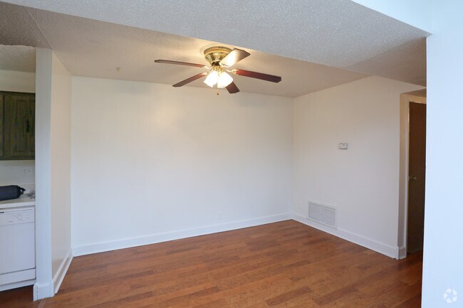 Photo - Woodley Oaks Apartments