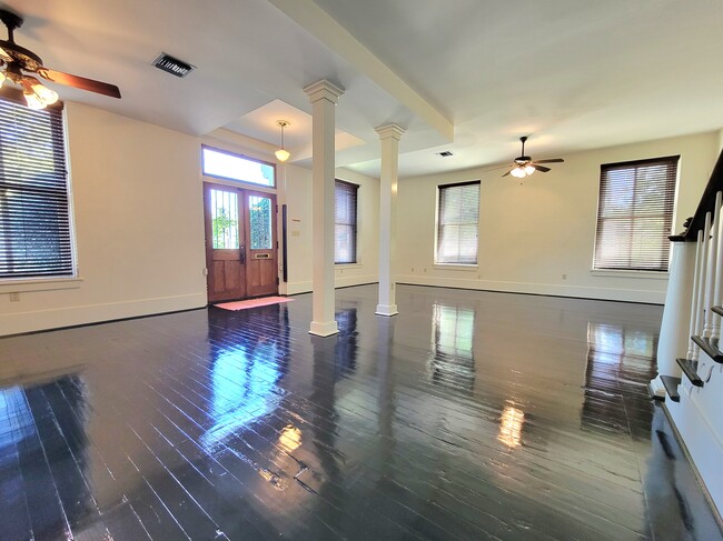 Dining area, living area - 1031 Burdette St
