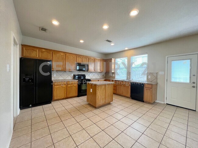 Photo - Spacious 2-Story 3/2.5/2 Located In Eagle ...