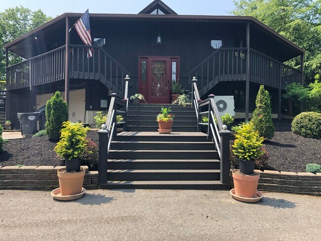 Main Home Apartment in lower level - 9129 Heritage Ct Unidad Lower Level