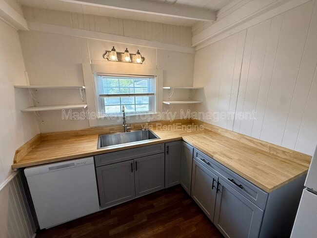 Photo - 302 Raynor St