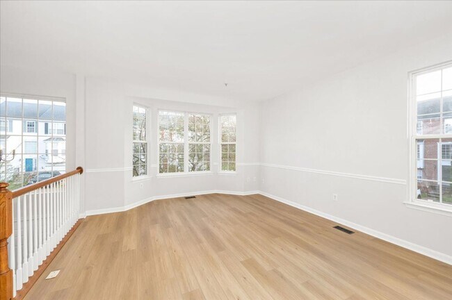 Photo - Fantastic End Unit Townhouse For Lease