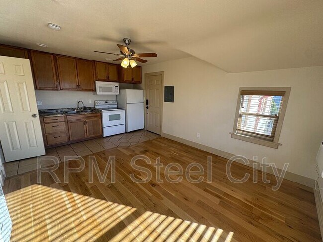 Photo - 902 W 11th St