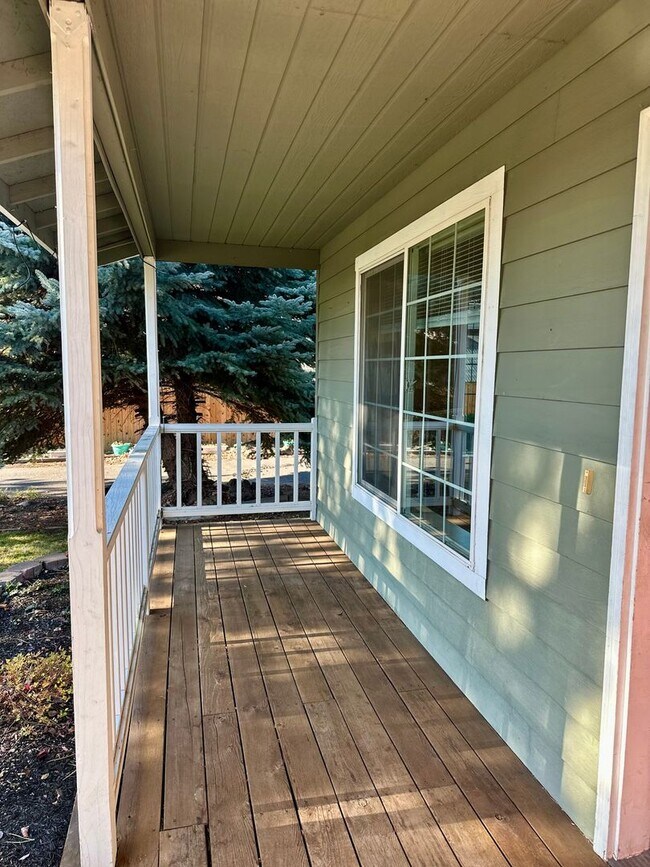 Photo - Ranch Style Home in NE Bend!  Fenced in backyard!