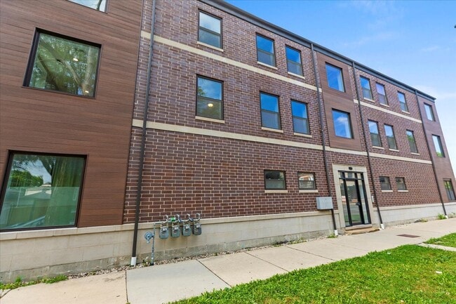 Building Photo - 3701 W Diversey Ave Unit 2R