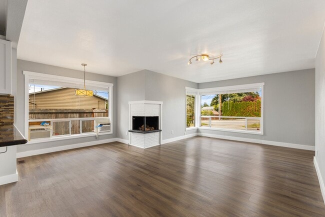 Photo - Lynnwood 4 Bedroom Rambler - Huge Lot and Storage Shed - NO CARPETS