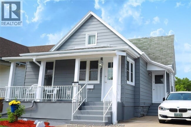 Photo - 935 Langlois Ave