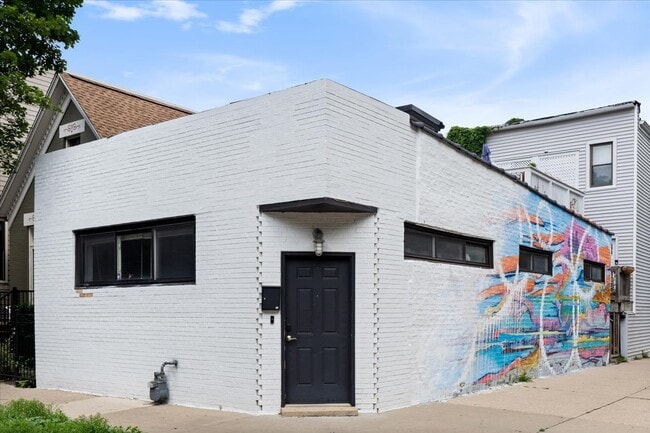 Building Photo - 1861 N Hoyne Ave