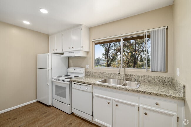 2BR, 2BA - 900SF - Kitchen - The Fletcher