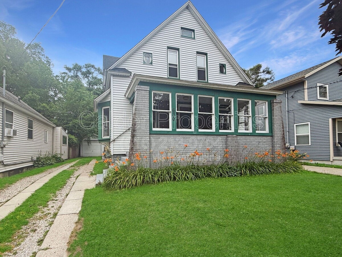 Photo - 630 Plett St SW