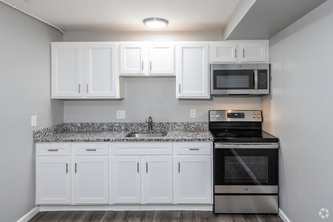 2BR, 1BA - 710SF - Kitchen