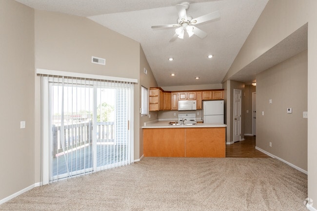 2BR, 2BA - Sandpiper/885 SF - Living Room
