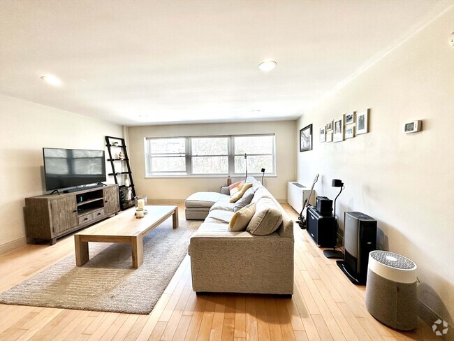 Building Photo - 1600 Beacon St Unit 801 Rental