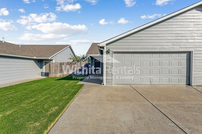 Building Photo - 3 bedroom 2 bath duplex