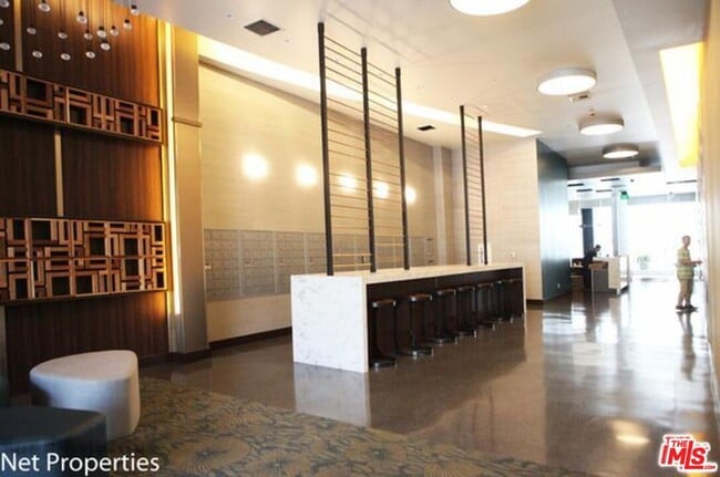 Building Photo - 3810 Wilshire Blvd Unit 809