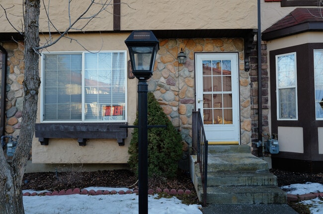 Building Photo - 800 Hamlet Cir S Unit 800