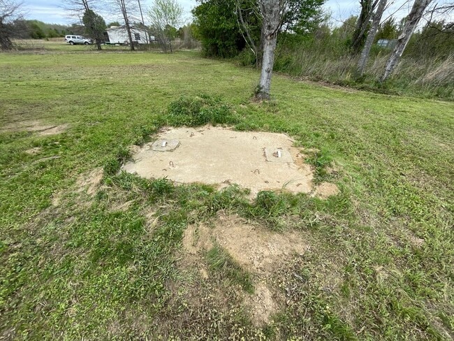 Photo - Country living with spacious front and backyard - 3 beds/ 2bath available now