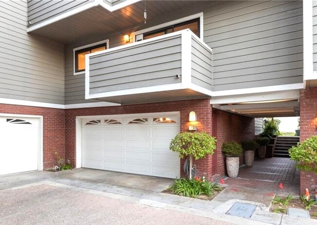 Updated 2 bedroom townhome in Manhattan Vi... - Updated 2 bedroom townhome in Manhattan Vi...