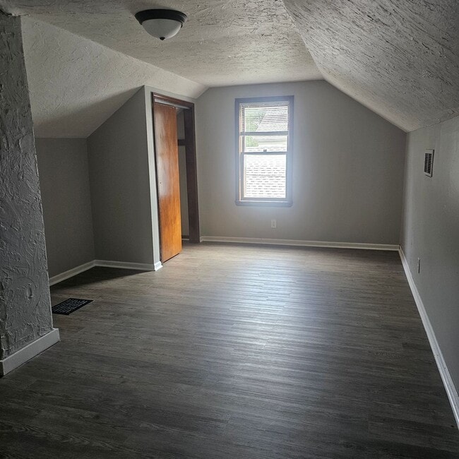 Building Photo - 3000 Fletcher St Unit 3000