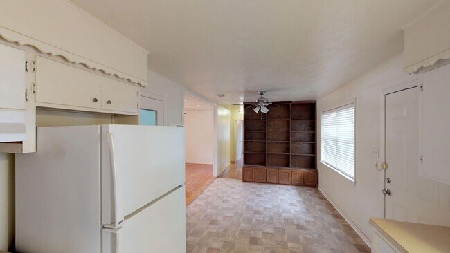 Photo - 3 Bedroom/2bath/2 Car Garage