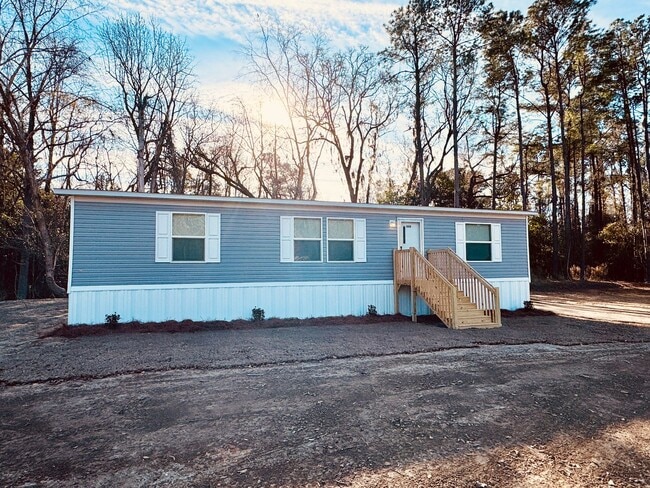Building Photo - LOVE the layout of this 3 bedroom, 2 bath home! Private & Move in Ready!
