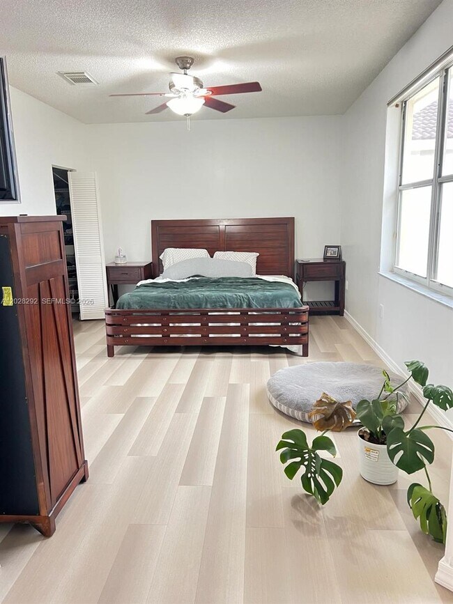 Photo - 1120 Papaya St