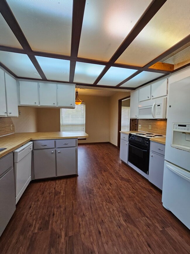 Photo - (3)Bed/(2) Bath with Shelter Avail NOW! Pe...