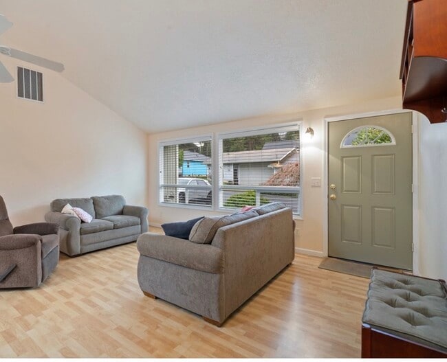Photo - 1233 Nehalem Ave