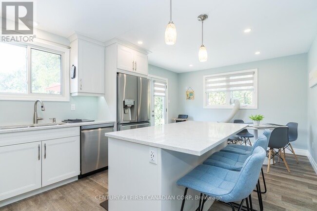Photo - 7583 Biddulph St