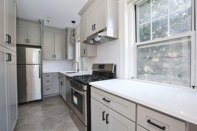 Building Photo - 114 Riverway Unit 9