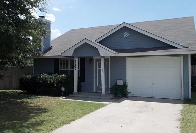 Building Photo - AVAILABLE NOW!