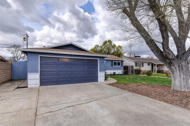 Updated Elk Grove Home on Large Lot - Updated Elk Grove Home on Large Lot