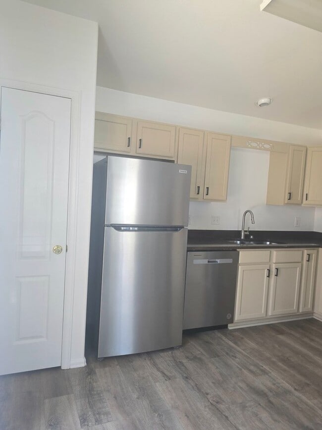 Photo - Beautiful townhouse with updated bathrooms. Available now!