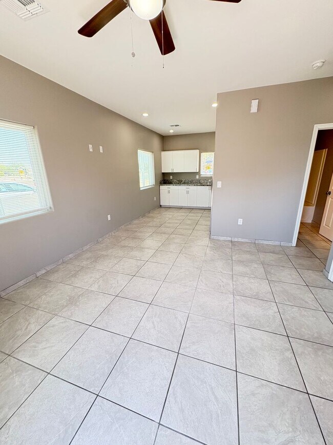 Photo - 4013 E 22nd St Unidad 4013 E 22nd St  2