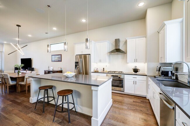 5711 Larkin St