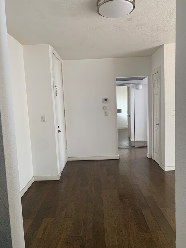 Building Photo - 141 S Clark Dr Unit 202