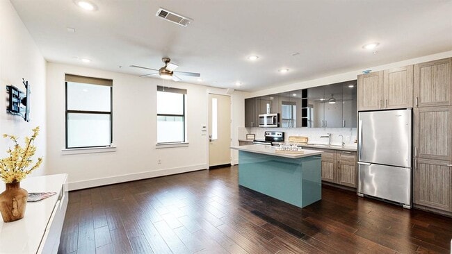 Building Photo - 2401 Crawford St Unit B-206 Rental