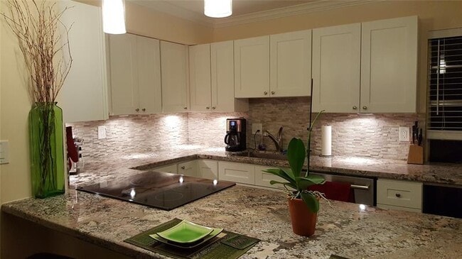 Photo - 905 NE 28th St