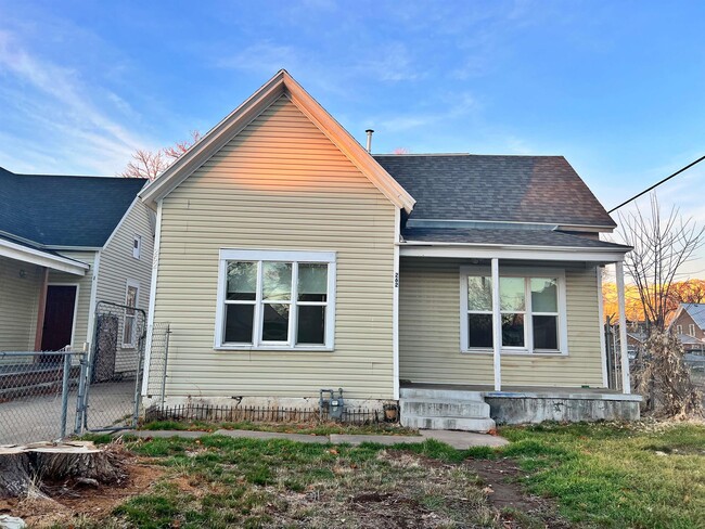 Building Photo - 262 33rd St Rental