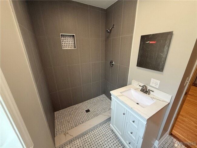 Building Photo - 11 Baynes St Rental