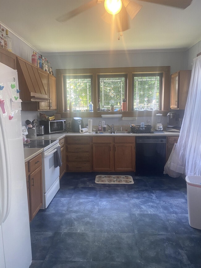 Photo - 152 W 7th St