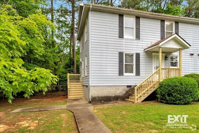 Building Photo - 3 Bedroom/1.5 Bath Duplex Convenient to To... Unit 195 Hammer St. Rental