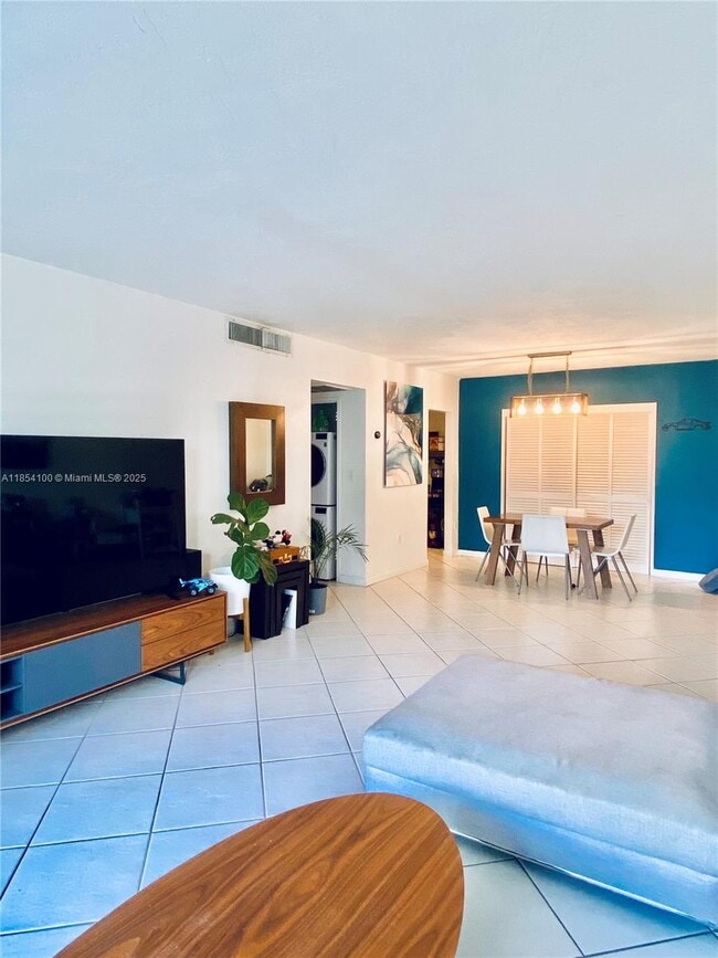 Building Photo - 10350 W Bay Harbor Dr Unit 2L Rental