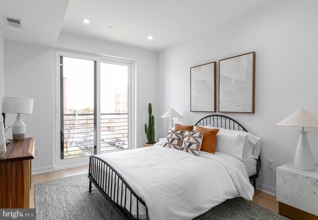 Building Photo - Modern 2BR/2BA with High Ceilings, W&D, Roommate-Friendly Floorplan Unit 202