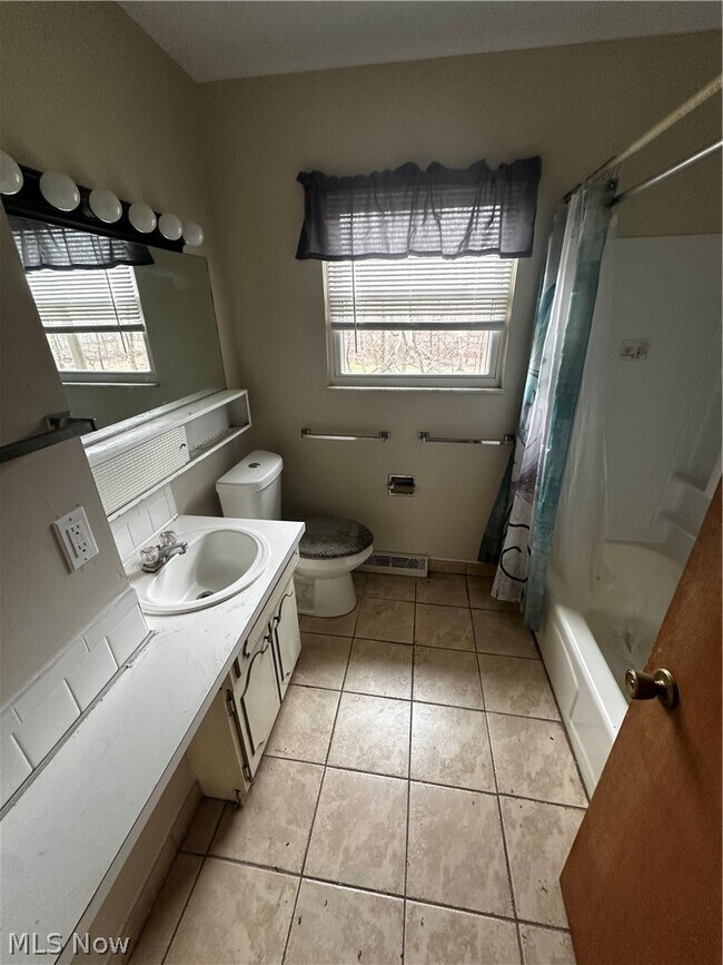 Photo - 3747 Iona Ave