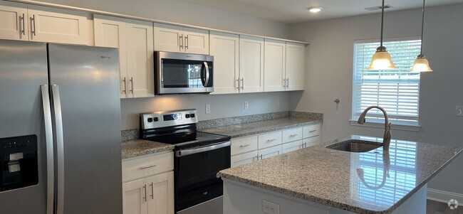 Building Photo - Newly built 3 bedroom/2 5 bath townhome lo... Unit G